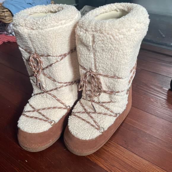 Shoe Dazzle Cream and Brown Winter Slipper Boots - Picture 2 of 5